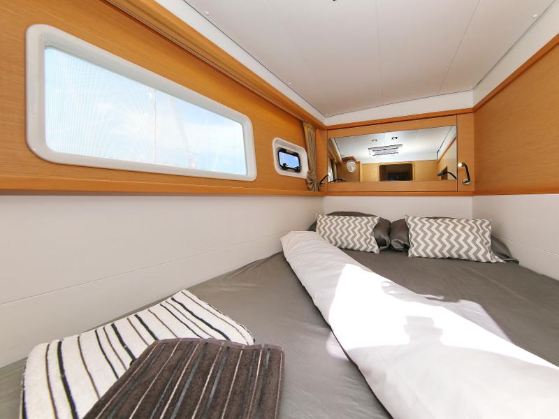 Book yachts online - catamaran - Lagoon 450  Flybridge - Mantra (Generator + watermaker) - rent
