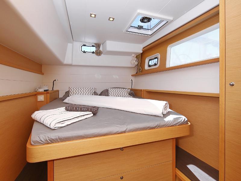 Book yachts online - catamaran - Lagoon 450  Flybridge - Mantra (Generator + watermaker) - rent