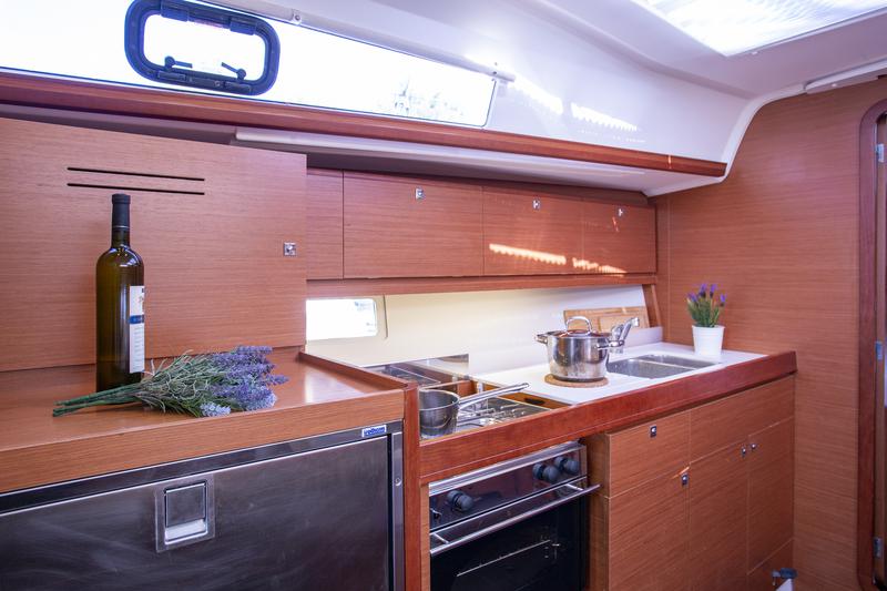 Book yachts online - sailboat - Dufour 382 GL - Niké - rent
