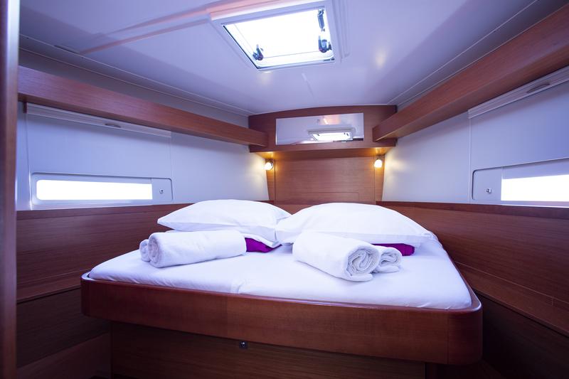 Book yachts online - sailboat - Dufour 430 Grand Large - Lana V - rent