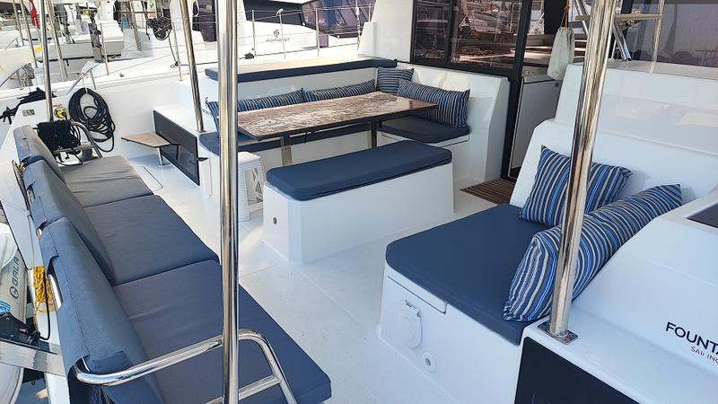 Book yachts online - catamaran - Astréa 42 - Reina - rent