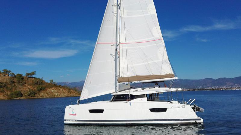 Book yachts online - catamaran - Astréa 42 - Reina - rent