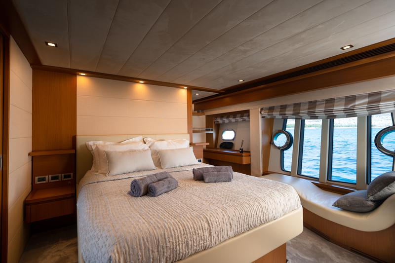 Book yachts online - motorboat - Ferretti 780 - Nineteen - rent