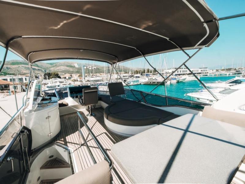 Book yachts online - motorboat - Elegance 60 Fly - Lifestyle 1 - rent