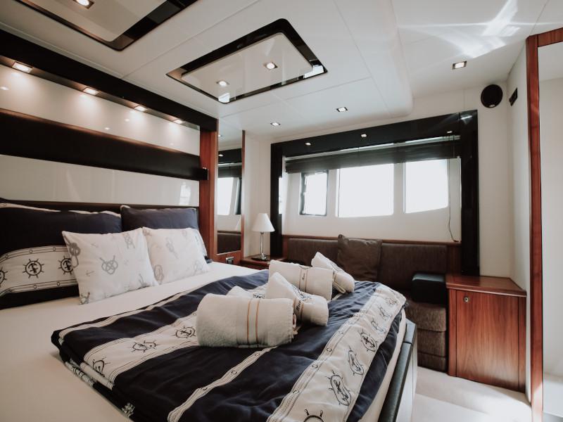 Book yachts online - motorboat - Sunseeker Predator 64 - Marita - rent