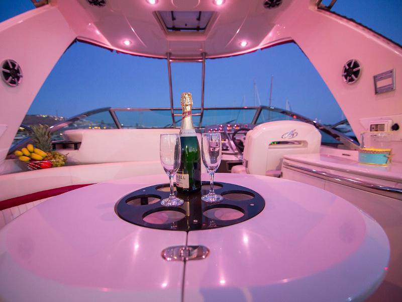 Book yachts online - motorboat - Monterey 375 SY - Red Dragon - rent