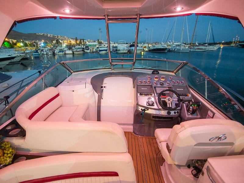 Book yachts online - motorboat - Monterey 375 SY - Red Dragon - rent
