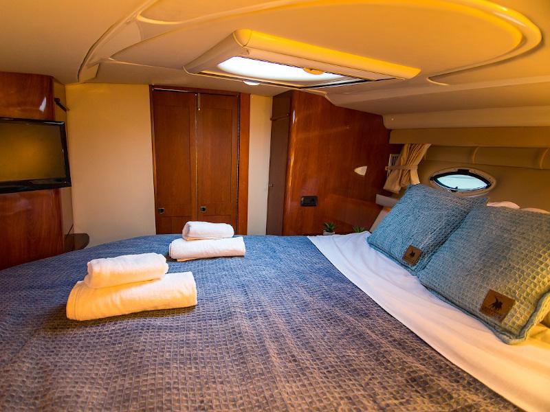 Book yachts online - motorboat - Monterey 375 SY - Red Dragon - rent