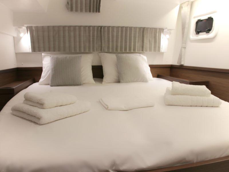Book yachts online - catamaran - Lagoon 42 (AC, Gen, Watermaker) - Kit Cat - rent