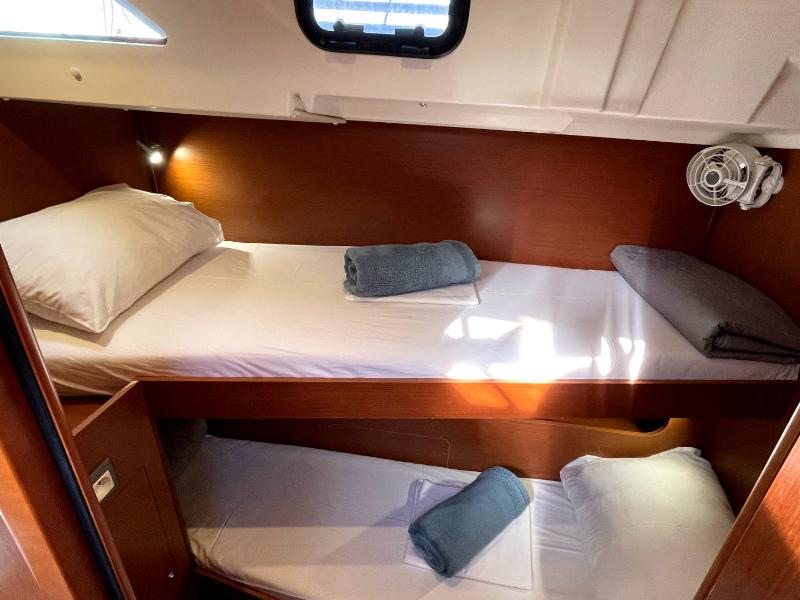Book yachts online - sailboat - Oceanis 51.1 - Black Swan (A/C - Generator - 12 pax) - rent