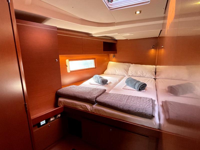 Book yachts online - sailboat - Oceanis 51.1 - Black Swan (A/C - Generator - 12 pax) - rent