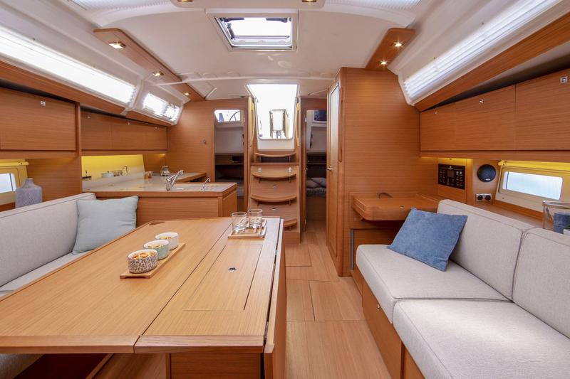 Book yachts online - sailboat - Dufour 390 Grand Large - Elena - rent