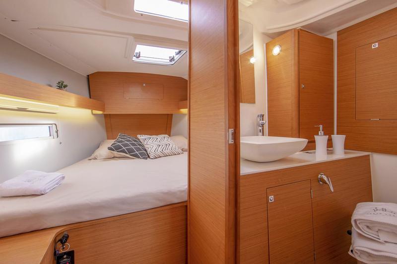Book yachts online - sailboat - Dufour 390 Grand Large - Elena - rent