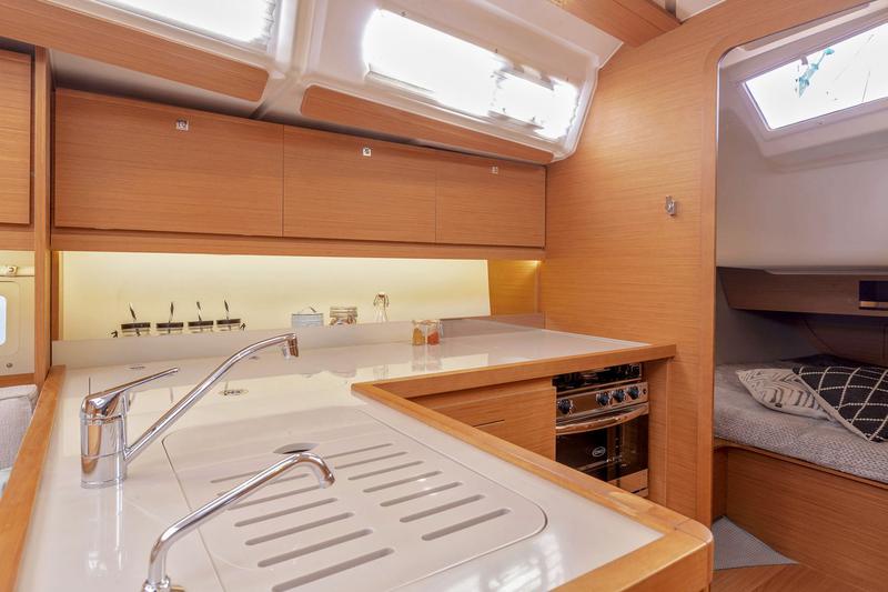 Book yachts online - sailboat - Dufour 390 Grand Large - Elena - rent