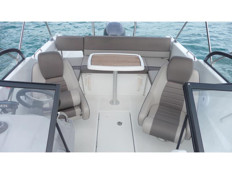 Book yachts online - motorboat - Cap Camarat 6.5 BR - B-One - rent