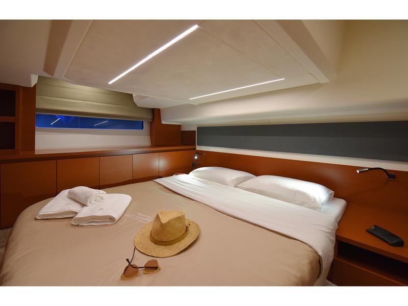 Book yachts online - motorboat - Prestige 420 New - My Love II - rent
