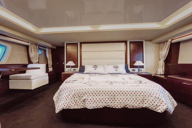 Book yachts online - motorboat - Azimut 75 Fly - Boreas - rent