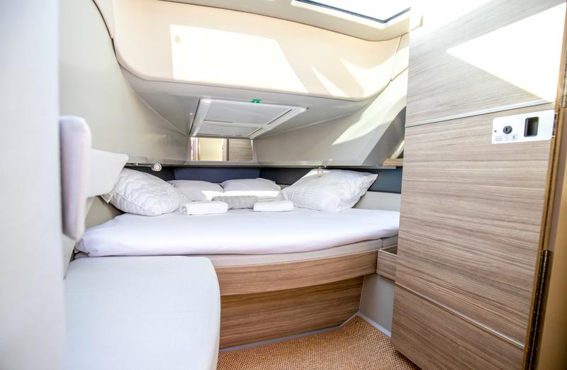 Book yachts online - motorboat - Saxdor 320 GTC - Olivia - rent