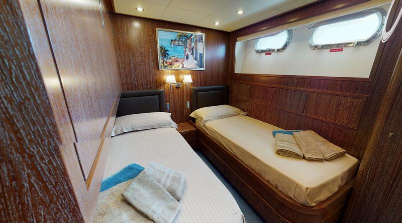Book yachts online - motorboat - Cantieri di Pisa Akhir 85 - Maestrale - rent