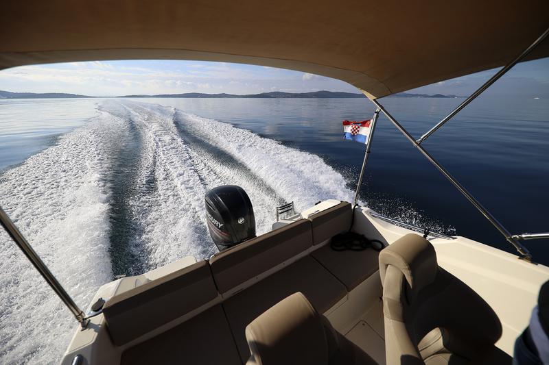 Book yachts online - motorboat - Quicksilver Activ 555 - no name - rent