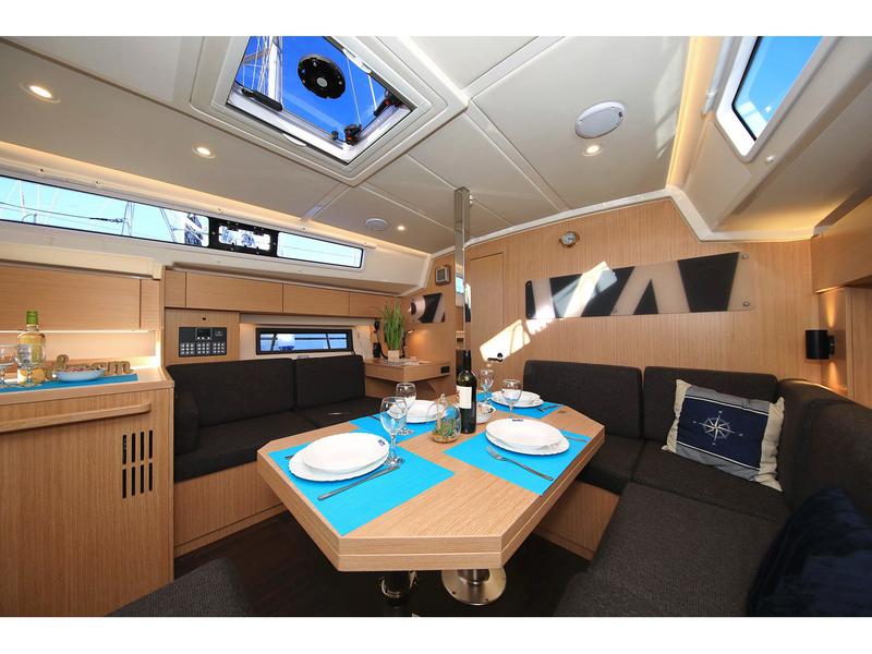 Book yachts online - sailboat - Bavaria C42 - ERMIS - rent