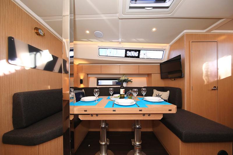 Book yachts online - sailboat - Bavaria C42 - ERMIS - rent