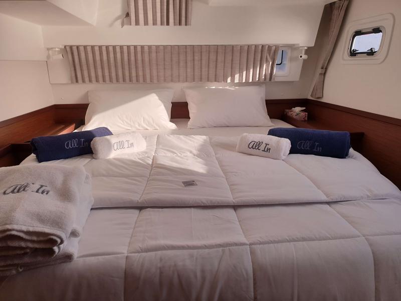 Book yachts online - catamaran - Lagoon 42 - All In - rent
