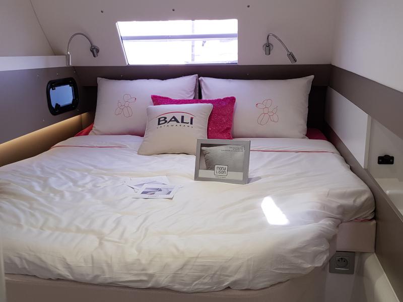 Book yachts online - powercatamaran - Bali 4.3 MY - PHILYA - rent