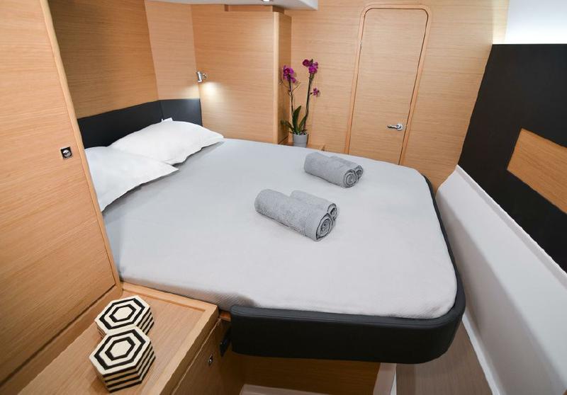 Book yachts online - catamaran - Dufour Catamaran 48 - Jovy - rent