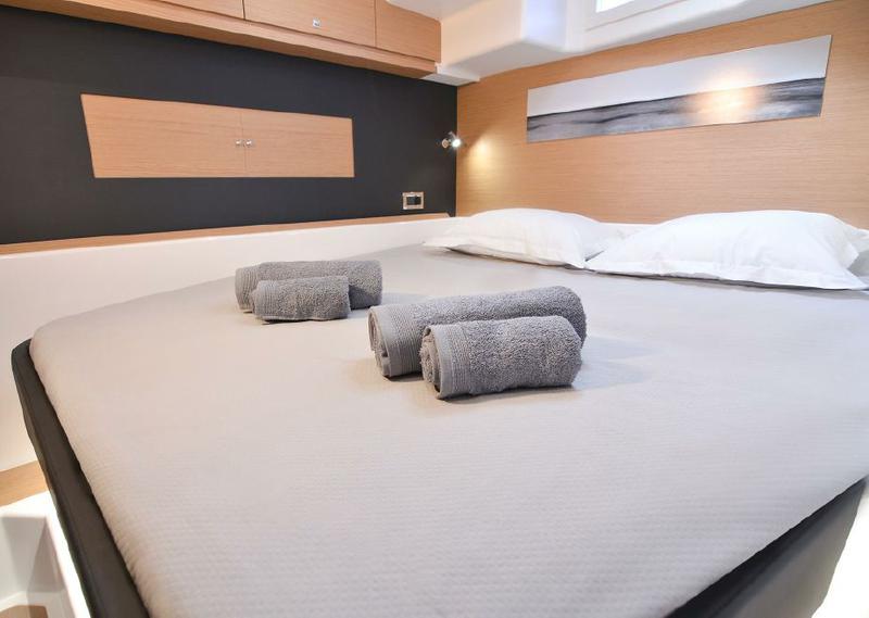 Book yachts online - catamaran - Dufour Catamaran 48 - Jovy - rent