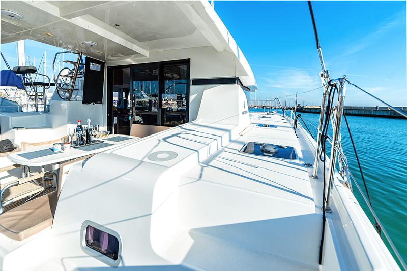 Book yachts online - catamaran - Lagoon 42 - Beatrix - rent