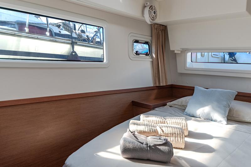Book yachts online - catamaran - Lagoon 42 - Beatrix - rent