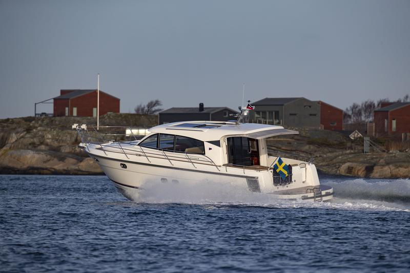 Book yachts online - motorboat - Nimbus 405 Coupe - Unisono - rent
