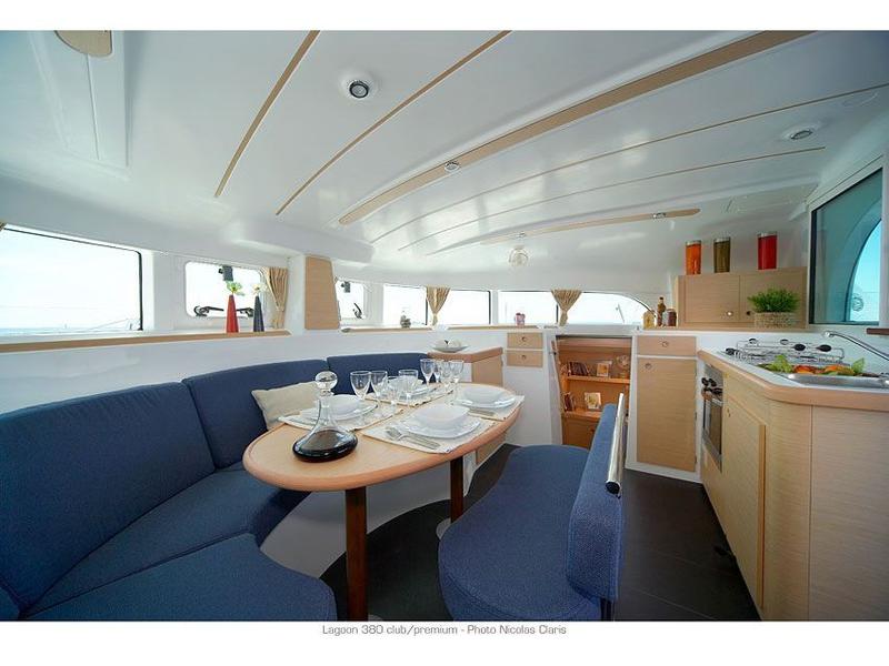 Book yachts online - catamaran - Lagoon 380 - Papanga - rent