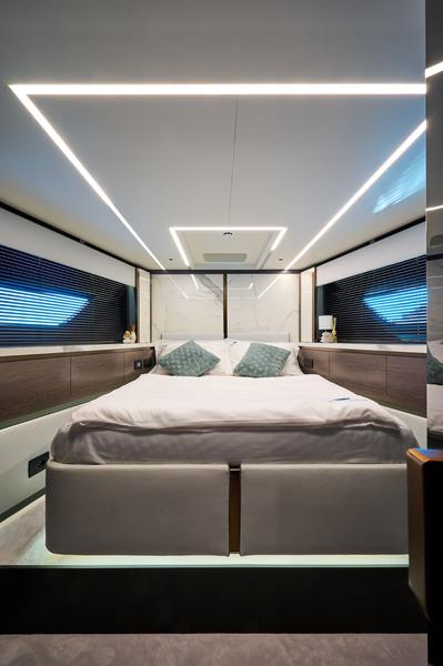 Book yachts online - motorboat - Explorer 62 Fly - Blue Moon - rent