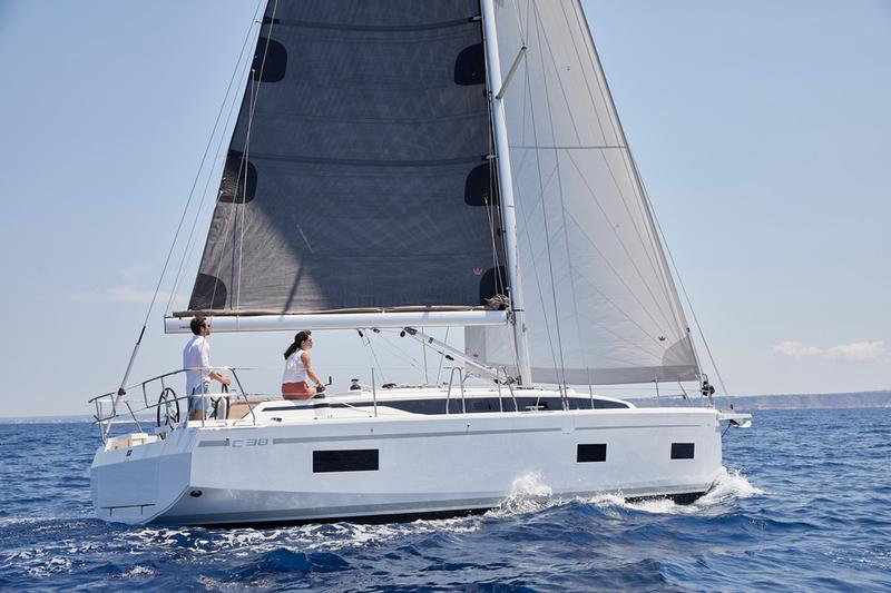 Book yachts online - sailboat - Bavaria C38 - ARINNA - rent