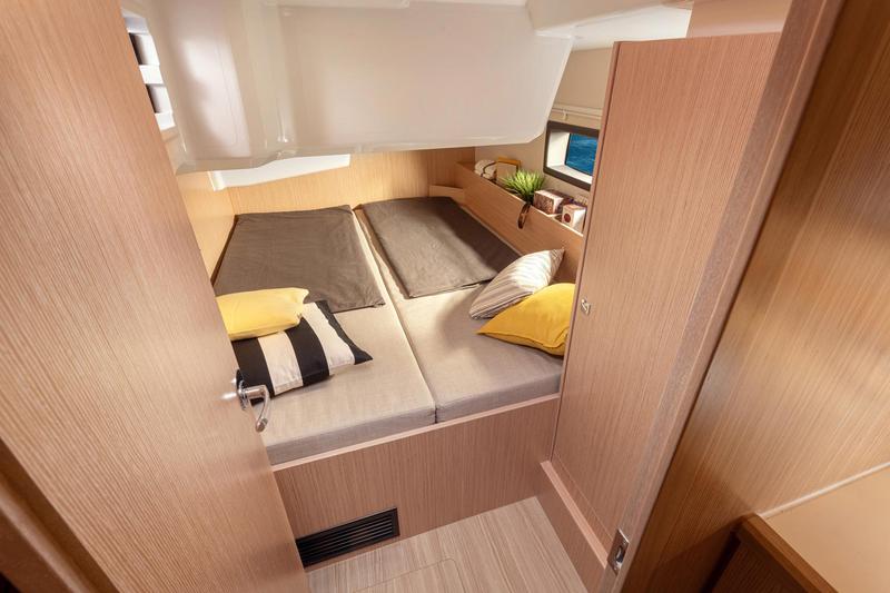 Book yachts online - sailboat - Bavaria C38 - ARINNA - rent