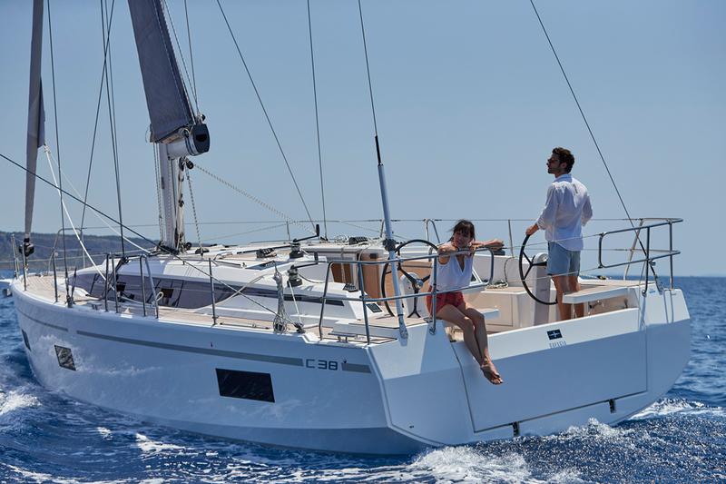 Book yachts online - sailboat - Bavaria C38 - ARINNA - rent