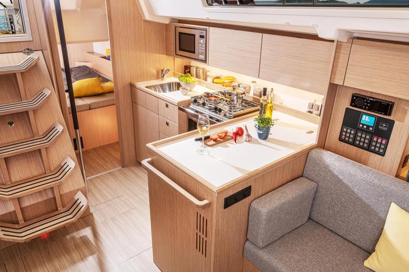 Book yachts online - sailboat - Bavaria C38 - ARINNA - rent
