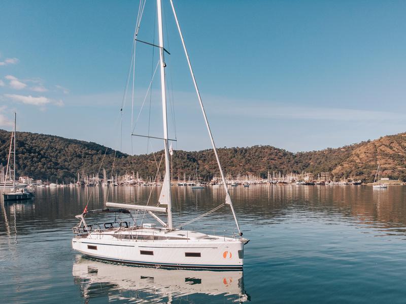 Book yachts online - sailboat - Bavaria C42 - ARUNA - rent
