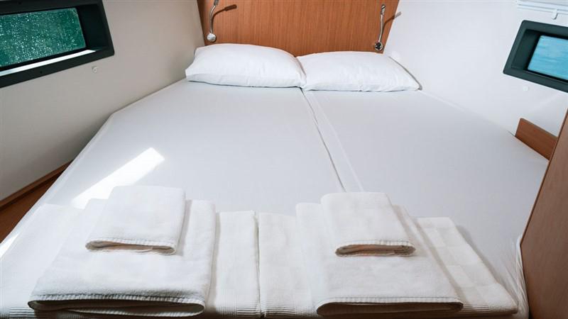 Book yachts online - sailboat - Bavaria C42 - NOMAD - rent