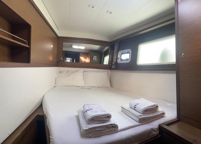 Book yachts online - catamaran - Lagoon 450  Flybridge - ZACAPA (generator, air condition, water maker, 2 SUP free of charge) - rent