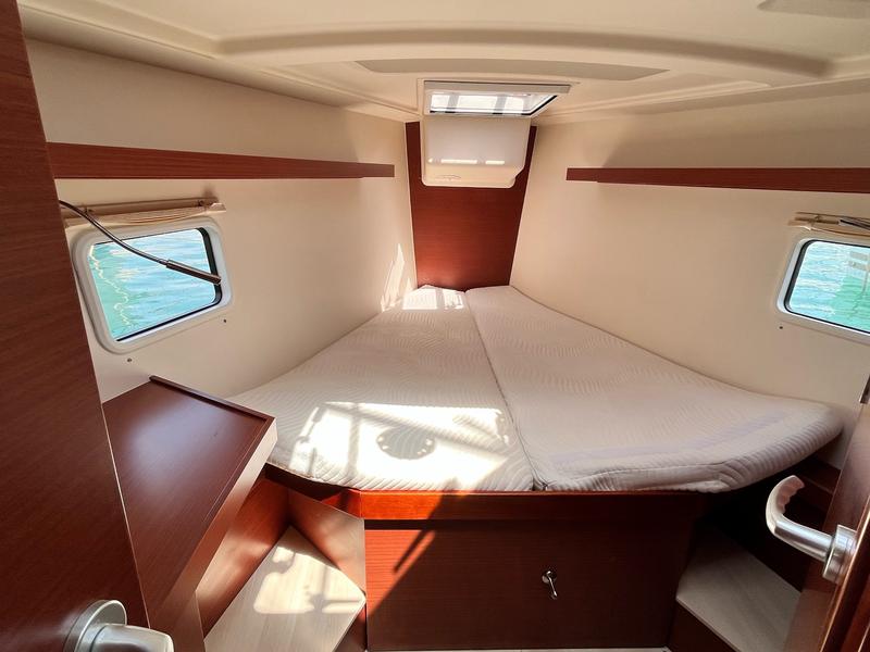 Book yachts online - sailboat - Hanse 418 - DAFNE (generator, watermaker, teak cockpit, gas BBQ) - rent