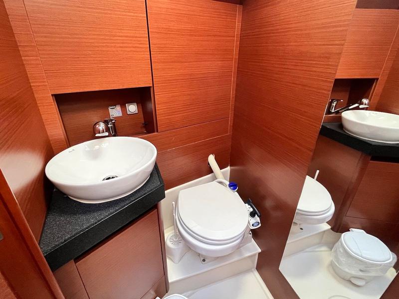 Book yachts online - sailboat - Hanse 418 - DAFNE (generator, watermaker, teak cockpit, gas BBQ) - rent