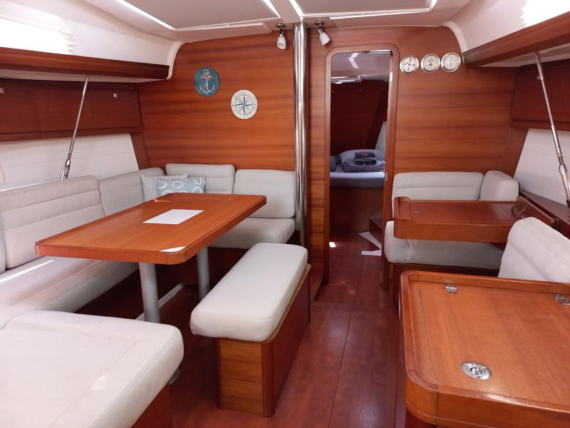 Book yachts online - sailboat - Dufour 410 Grand Large 6 - Julia - rent