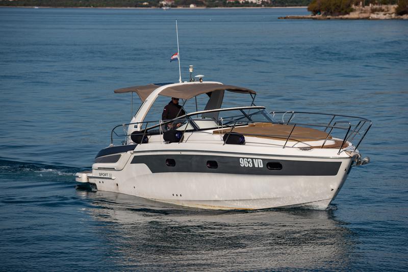Book yachts online - motorboat - Bavaria 32 Sport - Dora - rent