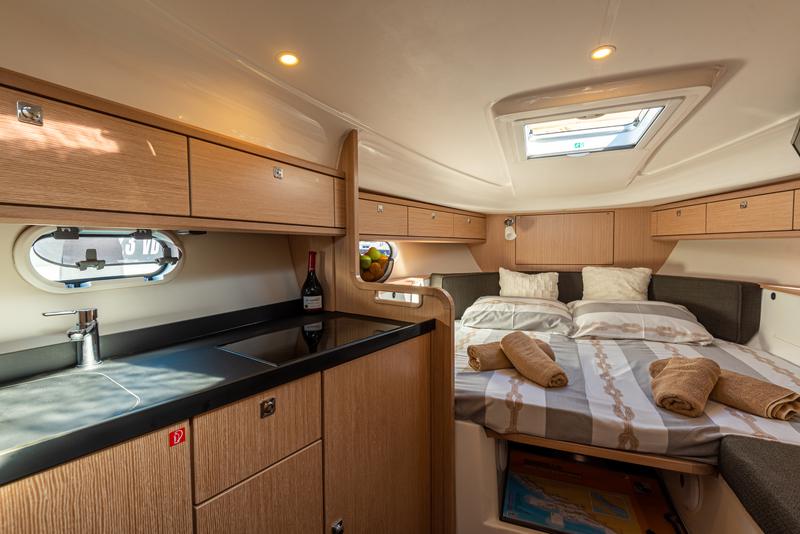 Book yachts online - motorboat - Bavaria 29 Sport - Rina - rent