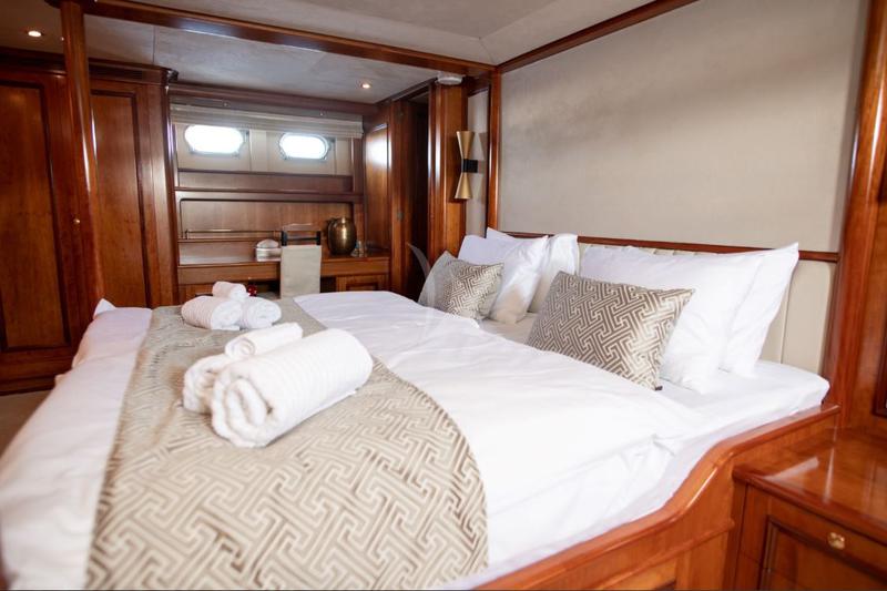 Book yachts online - motorboat - Motoryacht - Sea Breeze II - rent
