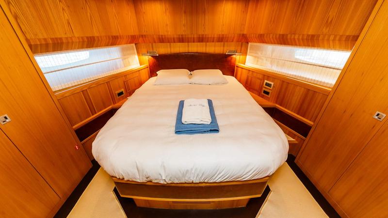 Book yachts online - motorboat - Cayman 70 - Secret Life - rent