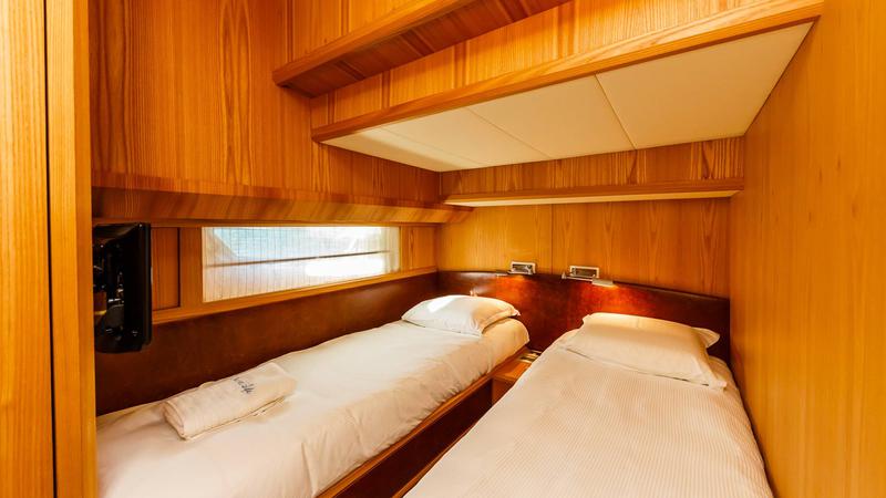 Book yachts online - motorboat - Cayman 70 - Secret Life - rent
